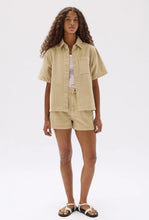 Load image into Gallery viewer, Ashley Denim Short Sleeve Shirt - Tan-ASSEMBLY LABEL-P&amp;K The General Store
