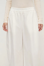Load image into Gallery viewer, Lola Barrel Pant - White-ASSEMBLY LABEL-P&amp;K The General Store
